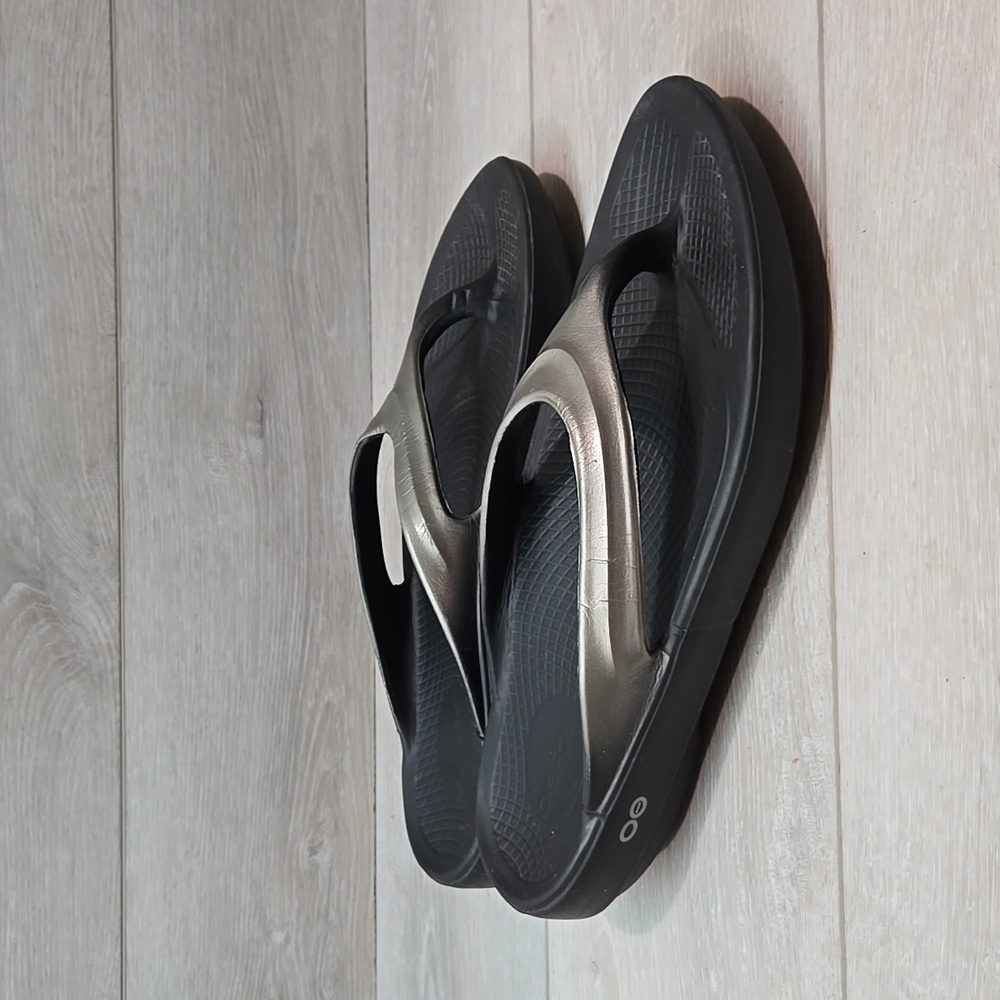 Oofos Women Thong Sandals shoes sz 10